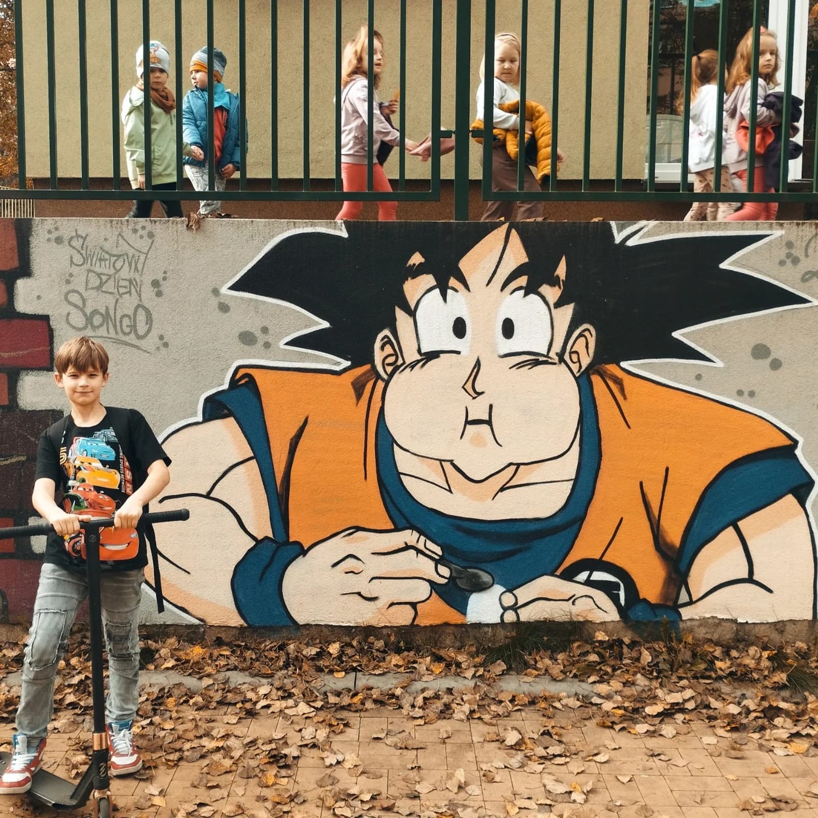 Graffiti z Son Goku z Dragon Ball na murze przy przedszkolu