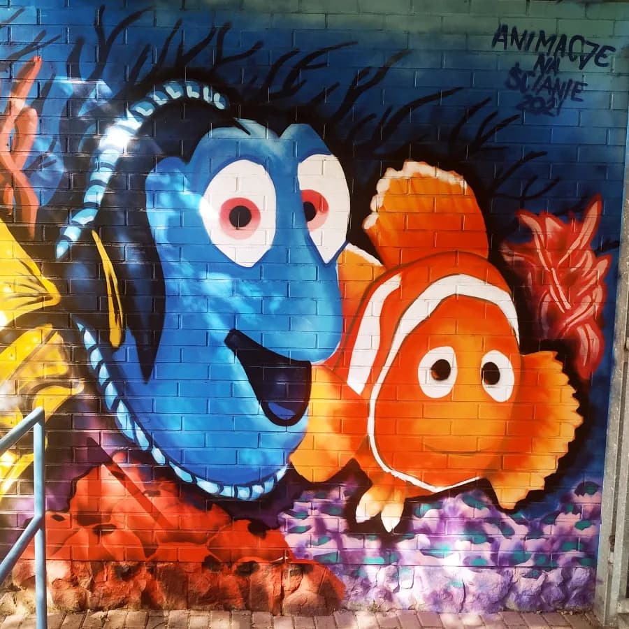 Mural Gdzie jest Nemo - rybki Dory i Nemo na ceglanej ścianie kąpieliska