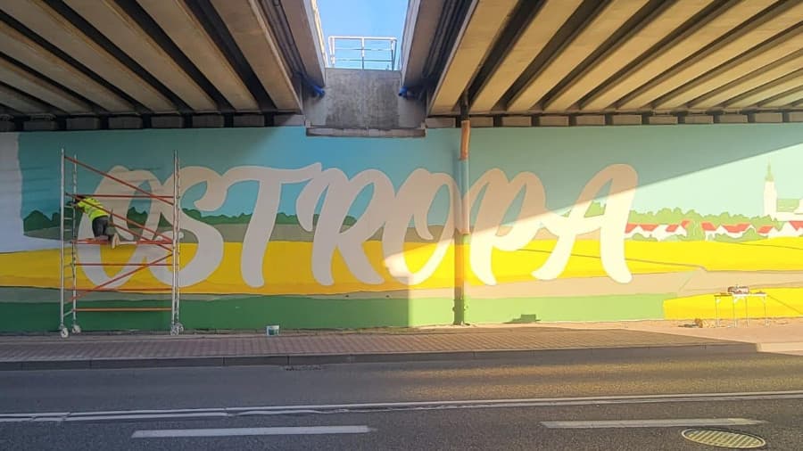 Wielkoformatowy mural Ostropa z panoramą dzielnicy pod wiaduktem