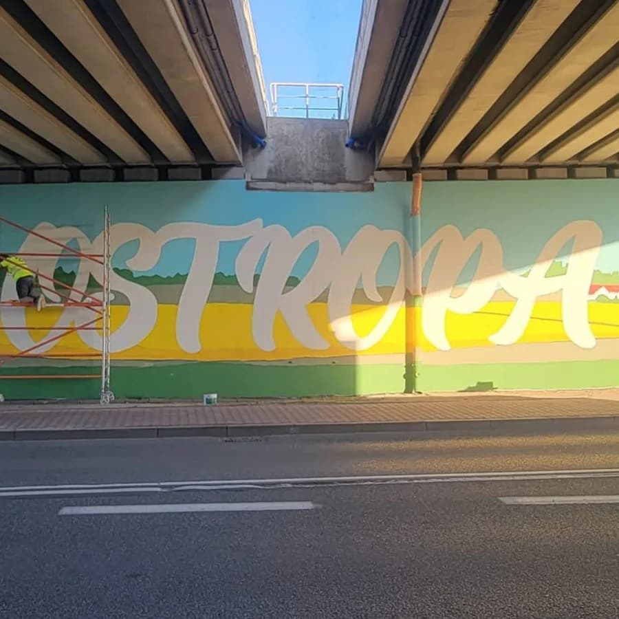 Wielkoformatowy mural Ostropa z panoramą dzielnicy pod wiaduktem