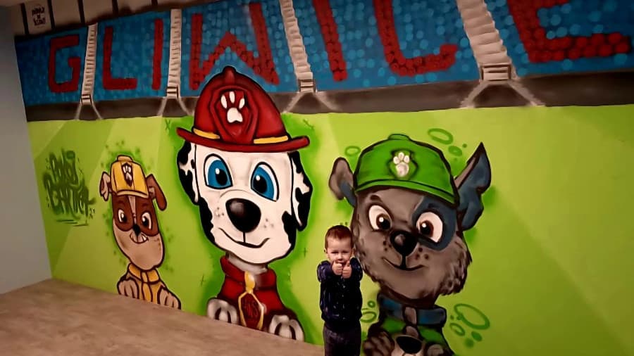 Pokój dziecięcy z muralem Psi Patrol i napisem Gliwice z kibicowskiej trybuny