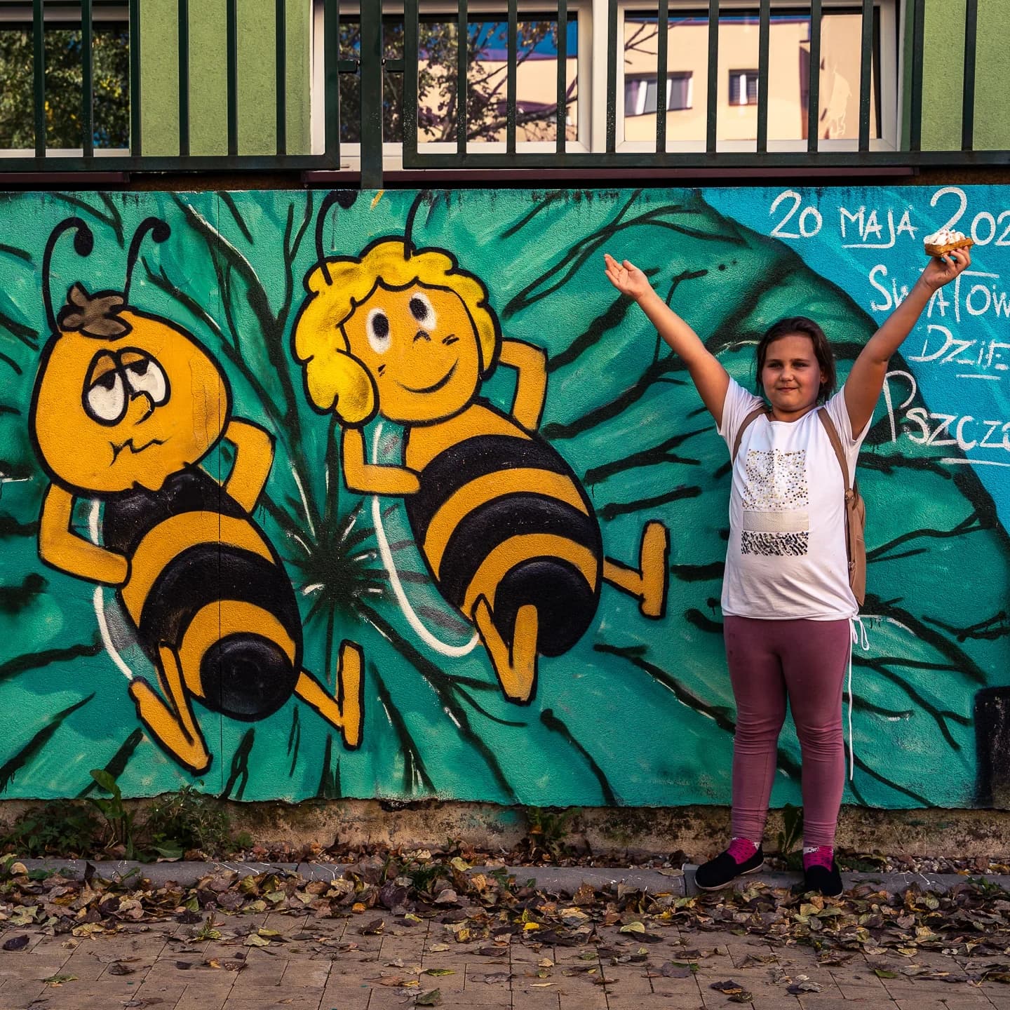 Światowy dzień pszczoły - mural z Mają i Guciem