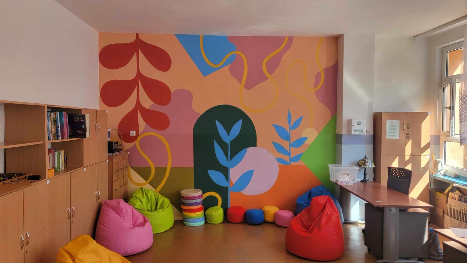 Geometryczny mural w świetlicy szkolnej!