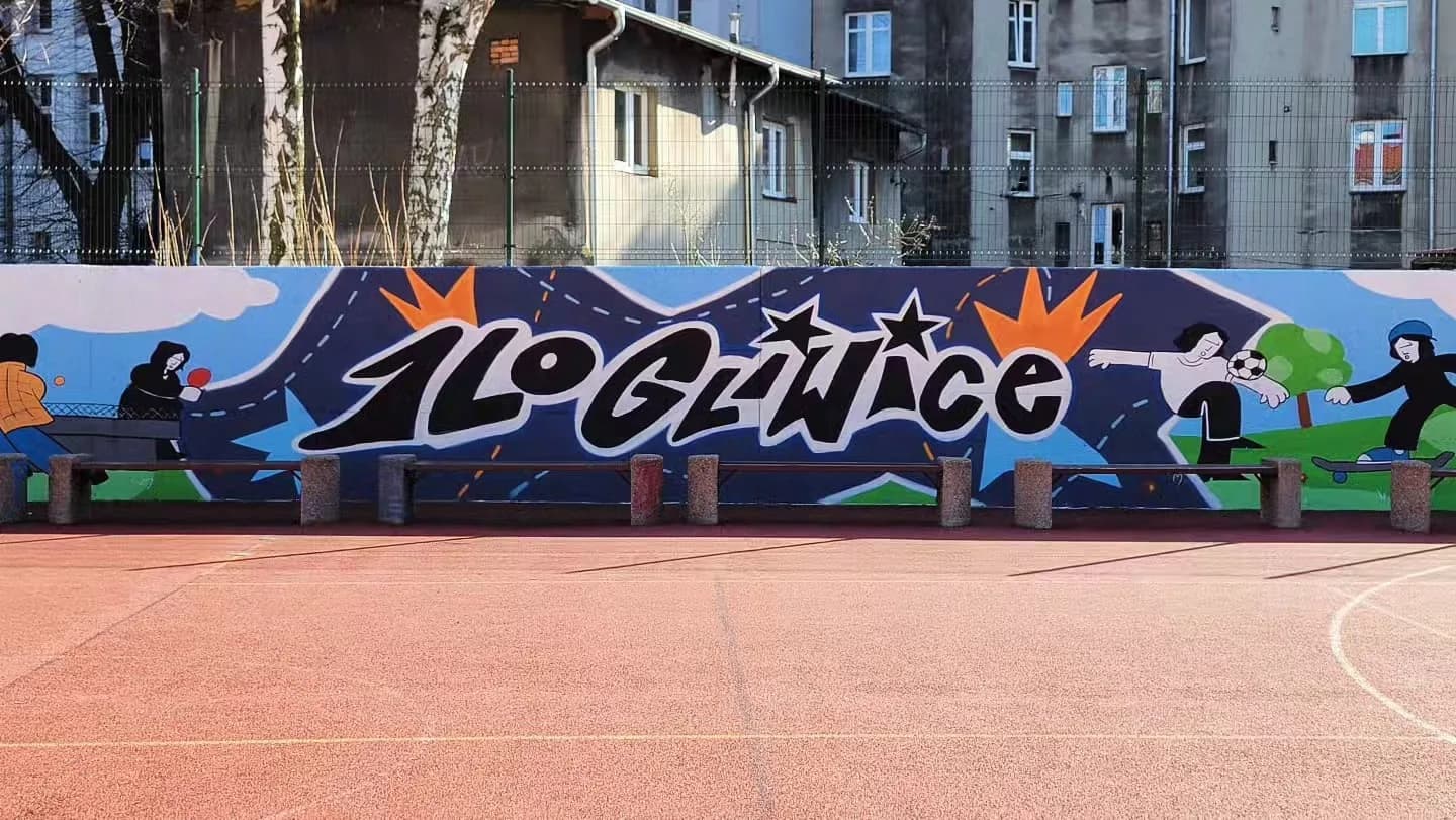 Mural w szkole w Gliwicach – realizacja muralu w I LO im. E. Dembowskiego (projekt uczennicy)