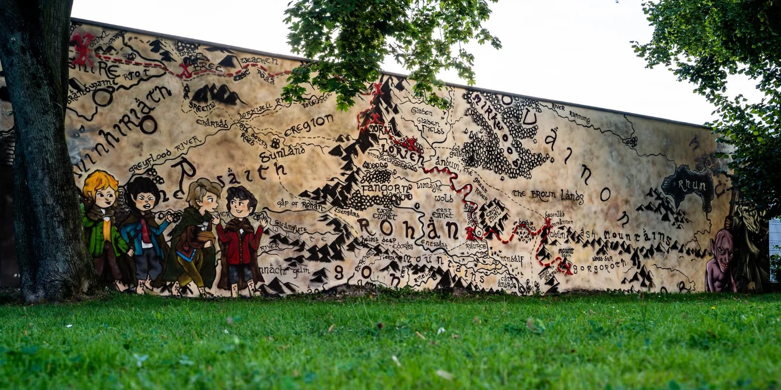 Mural Przedstawiający mapę z zaznaczoną trasą drogi hobbitów z władcy pierścieni do Góry przeznaczenia w Mordorze