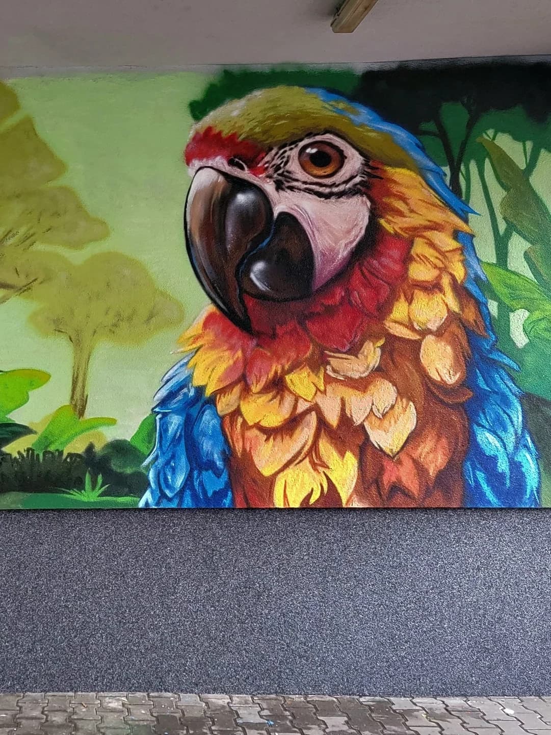 Wielkoformatowy mural motyla na elewacji budynku - realizacja Animacje na Ścianie