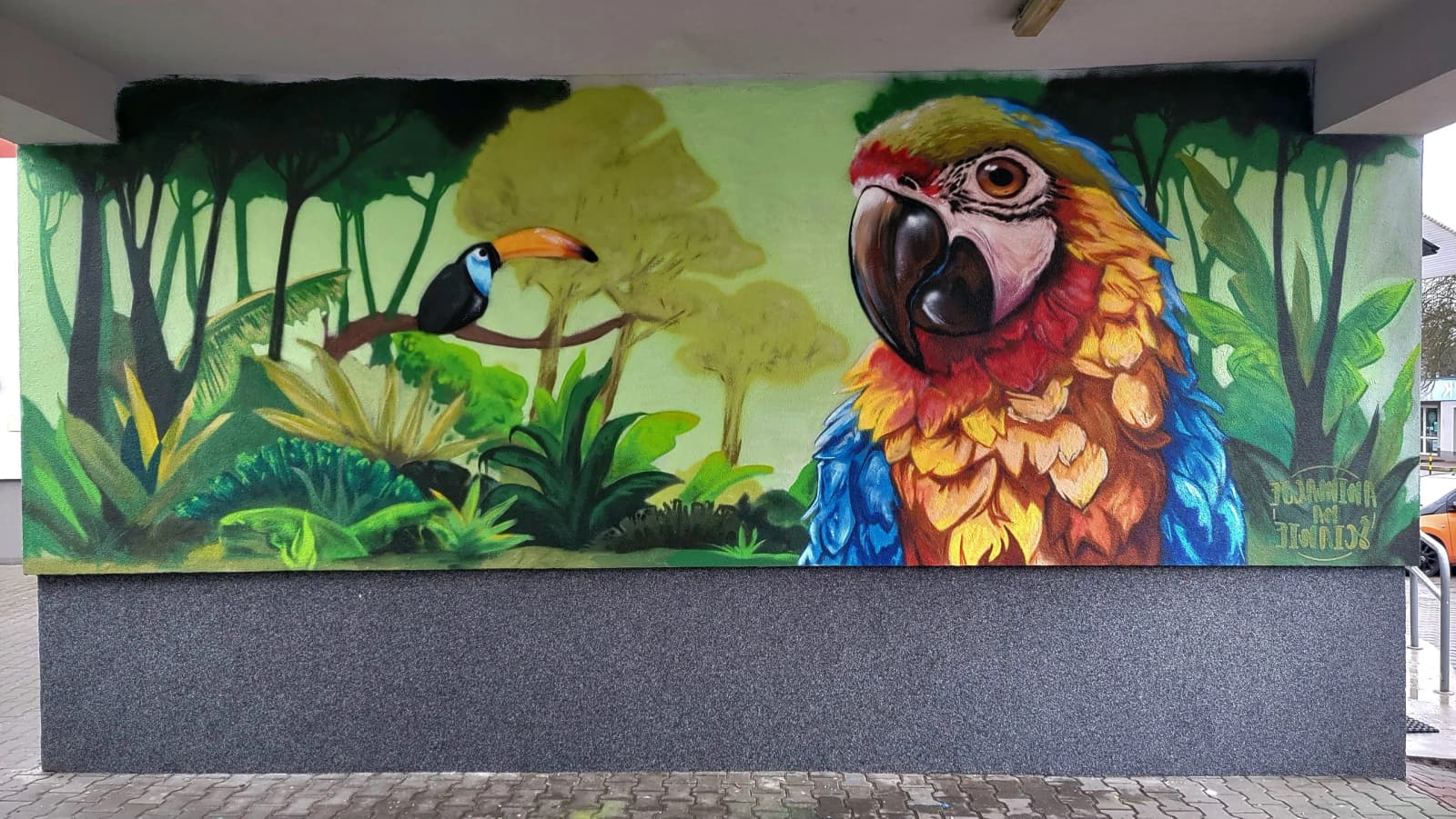 Wielkoformatowy mural motyla na elewacji budynku - realizacja Animacje na Ścianie