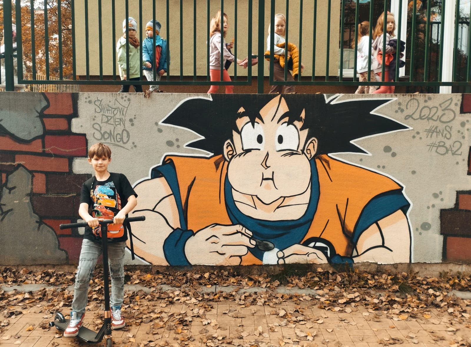 Graffiti z Son Goku z Dragon Ball na murze przy przedszkolu