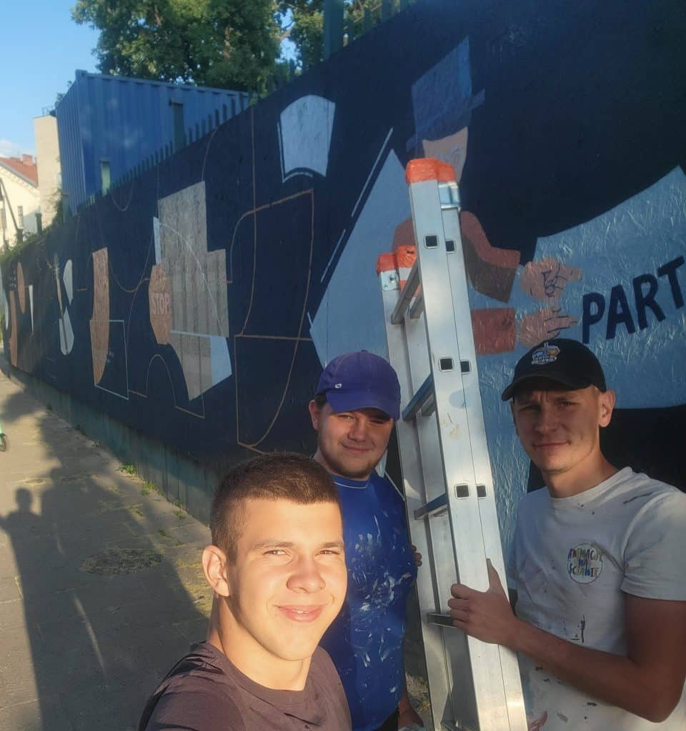 Ekipa AnS pracująca przy muralu Cygarfabryki